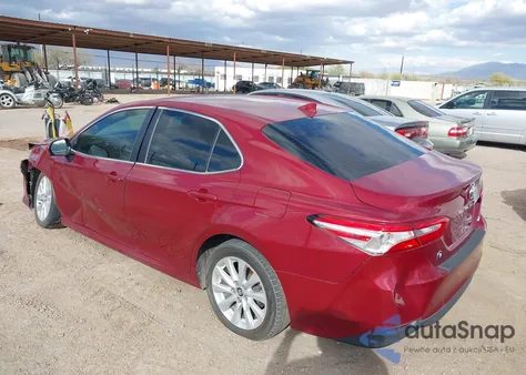 2020 Toyota Camry Le z USA, uszkodzony, nr VIN 4T1C11AKXLU900087